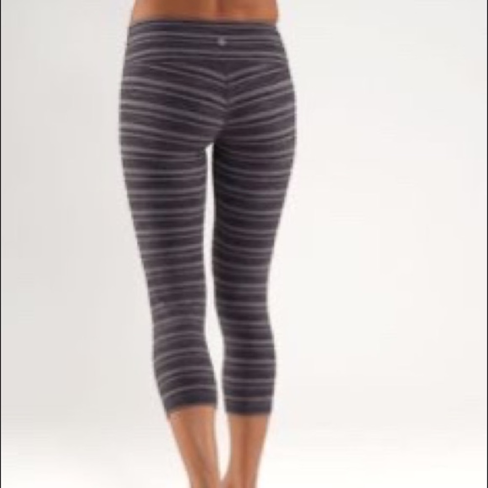 SOLD Lululemon Coal Strata Crop - Picture 1 of 5